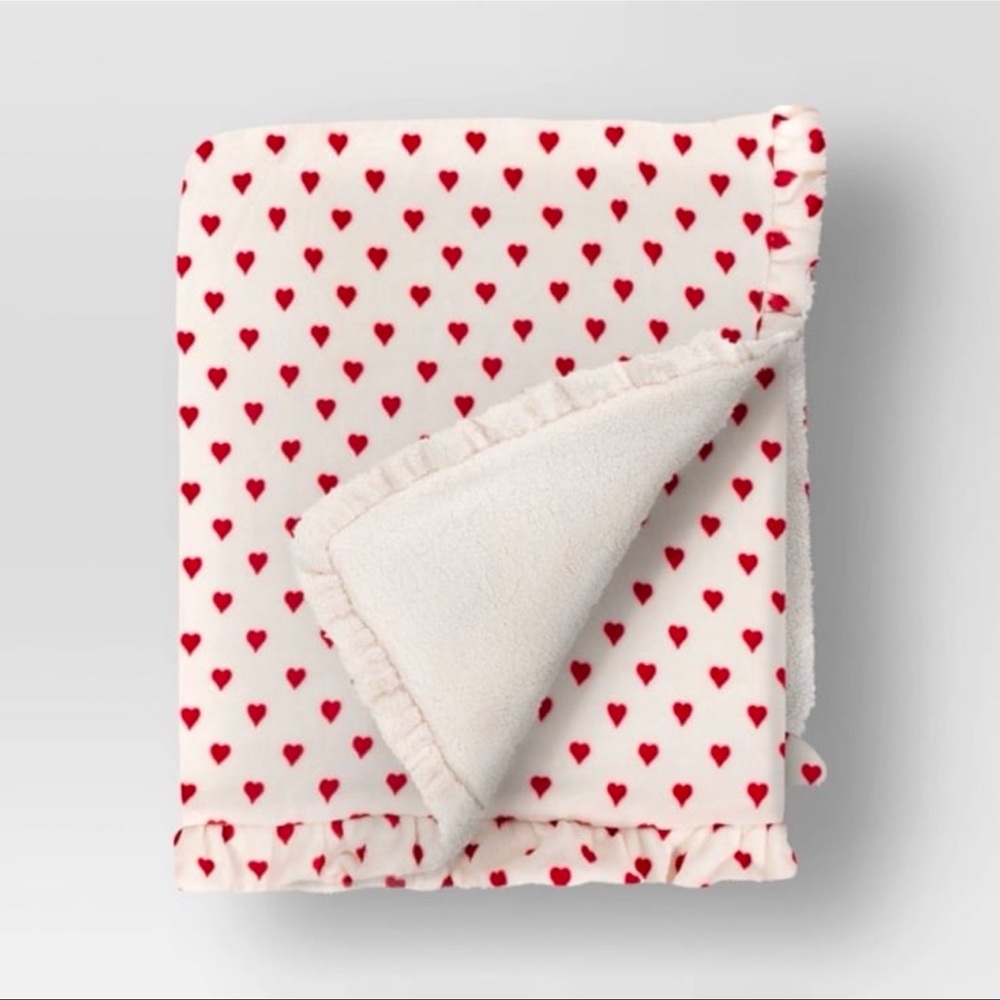 Mini Hearts Printed Plush
Throw with Faux Shearling Reverse and Ruffled Trim Ivo